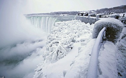 Cảnh tượng đáng sợ nhưng cũng hiếm gặp: Thác nước hùng vĩ bậc nhất nước Mỹ đóng băng dưới thời tiết giá lạnh