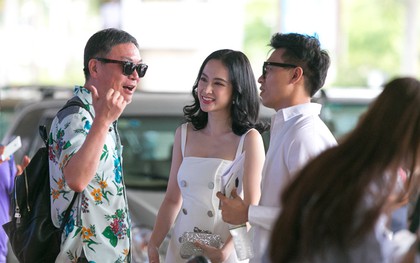 Angela Phương Trinh tay bắt mặt mừng, ra sân bay đón đạo diễn “Mùi Ngò Gai”!