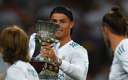 Ronaldo đeo đồng hồ, nhẫn nạm kim cương khi nâng Siêu Cúp