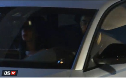 Bạn gái ngồi trên xe, Ronaldo vẫn vô tư vượt đèn đỏ