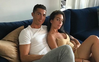 Ronaldo tình cảm ôm eo Georgina trong lần đầu khoe bạn gái trên Instagram