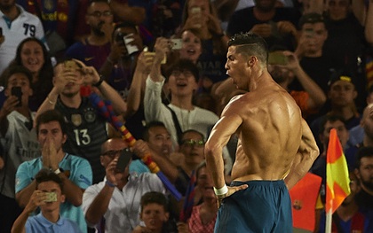 Fan lại gục đổ trước màn khoe body của Ronaldo