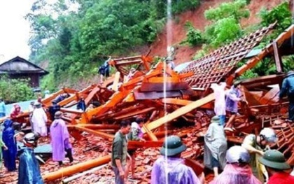 Nghệ An: Gia đình đang ngủ say, nhà gỗ tiền tỷ rung lắc rồi đổ sập trong tích tắc
