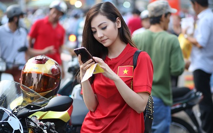 Nữ biker 9X Sài Gòn cưỡi xe khủng cổ vũ Công Phượng và U23 Việt Nam