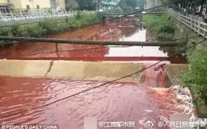 Dòng sông ở Trung Quốc chuyển màu máu như trong phim kinh dị