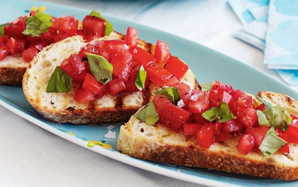 Đổi món healthy có thể lựa chọn bánh mì cà chua kiểu Ý vừa nhanh gọn mà ăn lại không ngấy chút nào