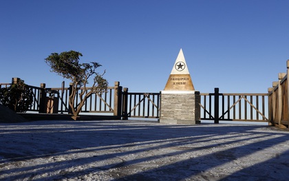 Sương muối trắng xóa đỉnh Fansipan khiến khách du lịch trầm trồ thích thú