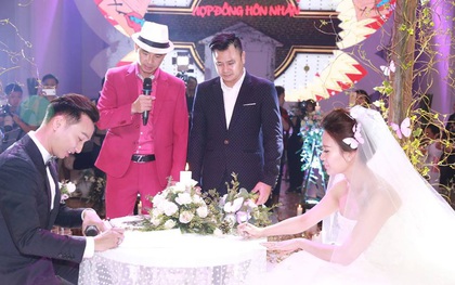 MC Thành Trung cùng bà xã kí "hợp đồng hôn nhân" trong lễ cưới