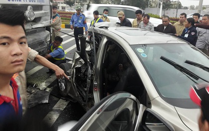 Hà Nội: Xe đầu kéo đâm bẹp đuôi Mazda 3, 1 phụ nữ tử vong