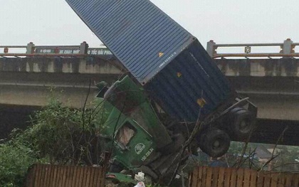 Hà Nội: Tai nạn liên tiếp, container treo lơ lửng trên thành cầu Thanh Trì