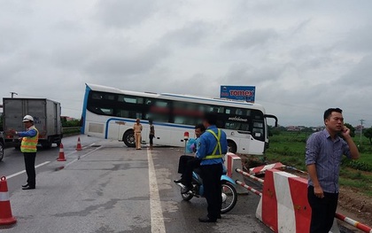 Hàng chục hành khách la hét thất thanh khi xe khách suýt lao xuống vệ đường sau tai nạn trên cao tốc Pháp Vân