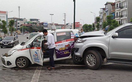Ô tô Fortuner gây tai nạn liên hoàn ở Hà Nội, 2 phụ nữ và 1 bé trai bị thương nặng