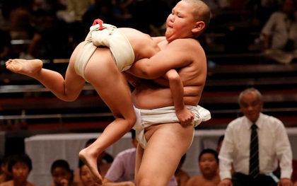 Chùm ảnh: Tinh thần thi đấu ngoan cường của những đứa trẻ sumo Nhật Bản