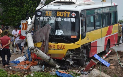 Nghệ An: Xe buýt mất lái đâm gãy cột điện, tông tử vong một người đàn ông