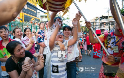 Cộng đồng người Hoa ở Sài Gòn hào hứng đổ ra đường đón Tết nguyên tiêu