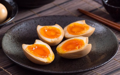 Học người Trung Quốc nghệ thuật luộc trứng với xì dầu cực ngon
