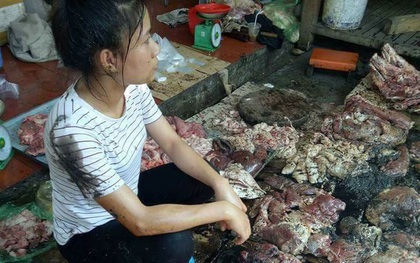 Quận Ngô Quyền chỉ đạo xử lý nghiêm người hất dầu luyn trộn chất thải vào sạp thịt lợn