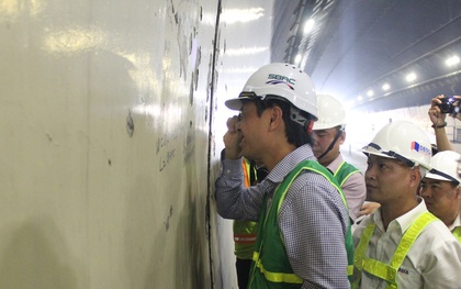 Lãnh đạo Bộ GTVT kiểm tra các vết nứt trong hầm đường bộ Hải Vân