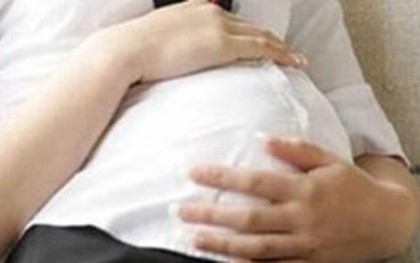 Bé gái sinh con sau lần "đi chơi" với nhân tình của mẹ