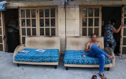 Người Sài Gòn mang ghế sofa ra lề đường ngồi... hóng mát vì nhà biến thành hầm
