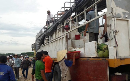 Hà Tĩnh: Xe tải biến dạng sau tai nạn, người dân giúp tài xế thu gom hàng chục tấn hoa quả