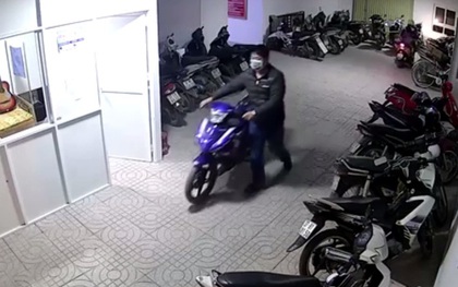 Camera ghi lại cảnh trộm thản nhiên vào hầm chung cư đưa xe máy ra ngoài