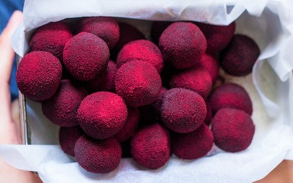 Tận dụng nguyên liệu cực dễ kiếm để làm truffle đỏ rực độc đáo, sang chảnh