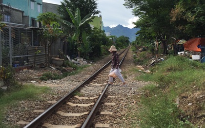 Đà Nẵng: Băng qua đường ray, cụ ông 80 tuổi bị tàu hỏa kéo lê hơn 50 mét