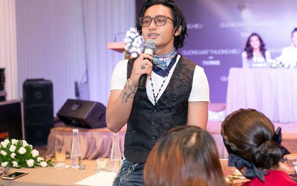 Vừa bị chê ăn mặc lôi thôi, Hữu Vi tiếp tục nhận chỉ trích vì thiếu tôn trọng khách mời khi ngồi lên bàn