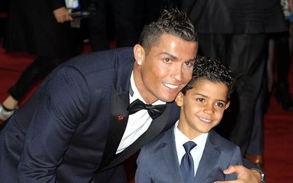 Sao chép phong cách của cha, con trai Ronaldo lại lập siêu phẩm sút phạt