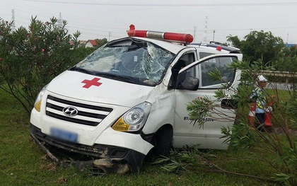 Xe cứu thương gặp nạn trên cao tốc Hà Nội - Thái Nguyên, 3 người bị thương