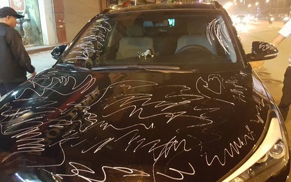 Hà Nội: Bi hài ô tô đỗ trước cửa nhà bị người phụ nữ dùng bút xóa vẽ khắp xe