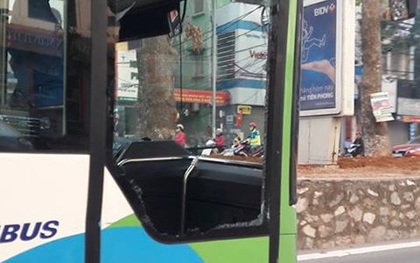 Hà Nội: Xe buýt nhanh BRT bị vỡ kính sau va chạm với ô tô 4 chỗ