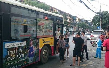 Hà Nội: Giận bạn gái, nam thanh niên cầm gạch ném vỡ kính xe buýt khiến một hành khách nhập viện