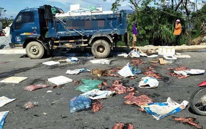 Hà Tĩnh: Xe tải chôn lấp 6 tấn mực thối gần bờ đê, hàng trăm người dân vây quanh phản đối