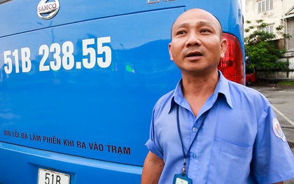 Mát lòng với dòng chữ “Xin lỗi đã làm phiền khi ra vào trạm” phía sau đuôi xe buýt ở Sài Gòn