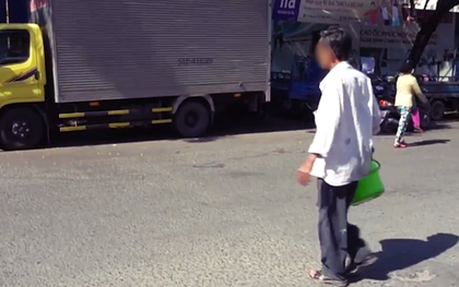 Người đàn ông tiểu bậy ở trung tâm Sài Gòn bị phạt xách nước đi dội sạch đường tại chỗ