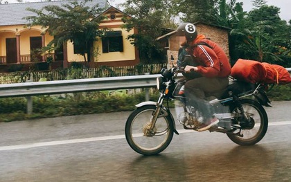 2 người đàn ông nước ngoài lái xe máy phóng như bay trên cao tốc Hà Nội - Lào Cai