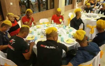 Hàng nghìn thanh niên nhuộm tóc vàng để được thưởng thức bữa ăn miễn phí