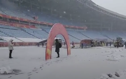 Clip từ sân Thường Châu: Tuyết rơi trắng xóa, ngập dày trên sân, cổ động viên lo lắng trước trận chung kết của đội U23 Việt Nam