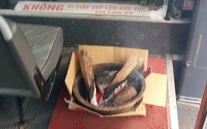 Khoe ảnh đốt củi trên xe khách cho ấm, tài xế bị cư dân mạng "nướng" khét lẹt