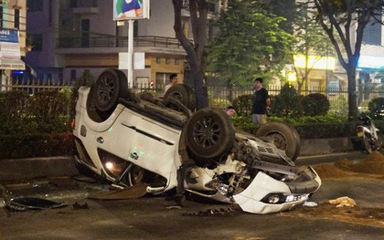 Ô tô chở 4 người nước ngoài lật như phim sau tai nạn “kép”