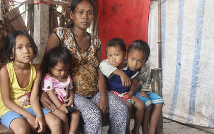 Hai lần đẻ rớt tại nhà, 4 đứa trẻ đói ăn bên người mẹ bầu 8 tháng không thể mượn được 500 ngàn để đi bệnh viện