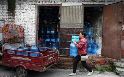 Mỗi ngày bê 70 thùng nước kiếm 20 triệu một tháng, người phụ nữ Trung Quốc mua nhà thành phố chỉ sau 3 năm