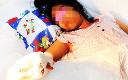 Bình Dương: Theo mẹ và em song sinh đến trường, bé gái 14 tuổi ở Bình Dương bị xe container cán nát bàn tay