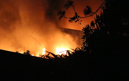 Bình Dương: Công ty gỗ bốc cháy rực sáng cả vùng trời, hàng trăm Cảnh sát PCCC gồng mình dập lửa