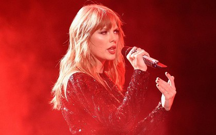 Trở lại trình diễn lễ trao giải sau 3 năm, Taylor Swift "chơi lớn" khi đem đạo cụ đặc biệt này lên sân khấu AMAs 2018