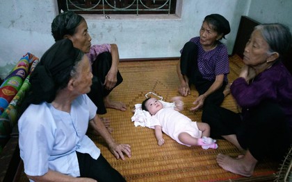 Khoảnh khắc các bô lão quây quần bàn luận sôi nổi để đặt tên cho cháu gái và sự thật phía sau khiến nhiều người bật cười