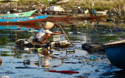 "Bịt mũi" vào cảng cá lớn nhất miền Trung nước đen ngòm, bốc mùi hôi thối