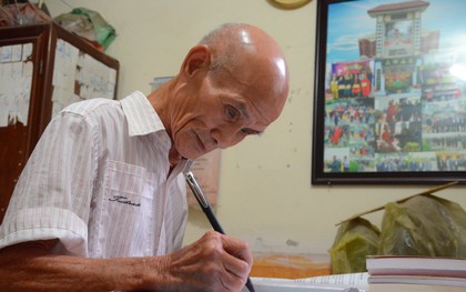 Cụ ông 85 tuổi ở Hà Nội ngày ngày đạp xe đến giảng đường: “Tôi đi học với các cháu để thỏa mãn giấc mơ ấp ủ bao năm”